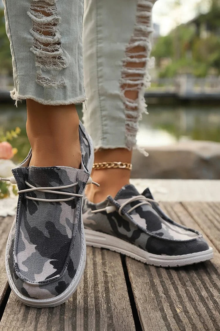 Lässige Canvas-Sneaker zum Schnüren mit Camouflage-Print und runder Zehenpartie