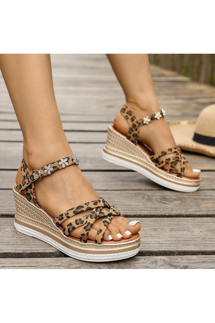 Sandali con zeppa casual con punta rotonda e stampa leopardata, decoro floreale in metallo 