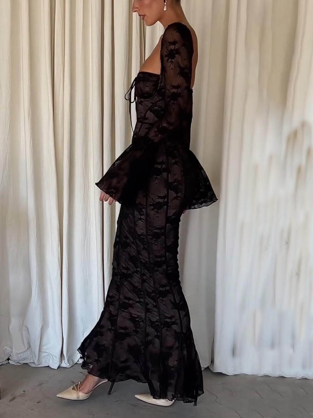 Maxi abito in pizzo nero a maniche lunghe delicato ed elegante