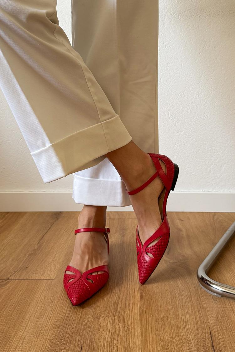 Sapatilhas Vermelhas com Biqueira Apontada e Fivela de Tira no Tornozelo Vazadas