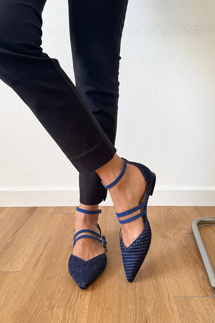 Sapatilhas Azuis Marinho com Biqueira Pontiaguda e Fivelas de Tiras Múltiplas Entrelaçadas
