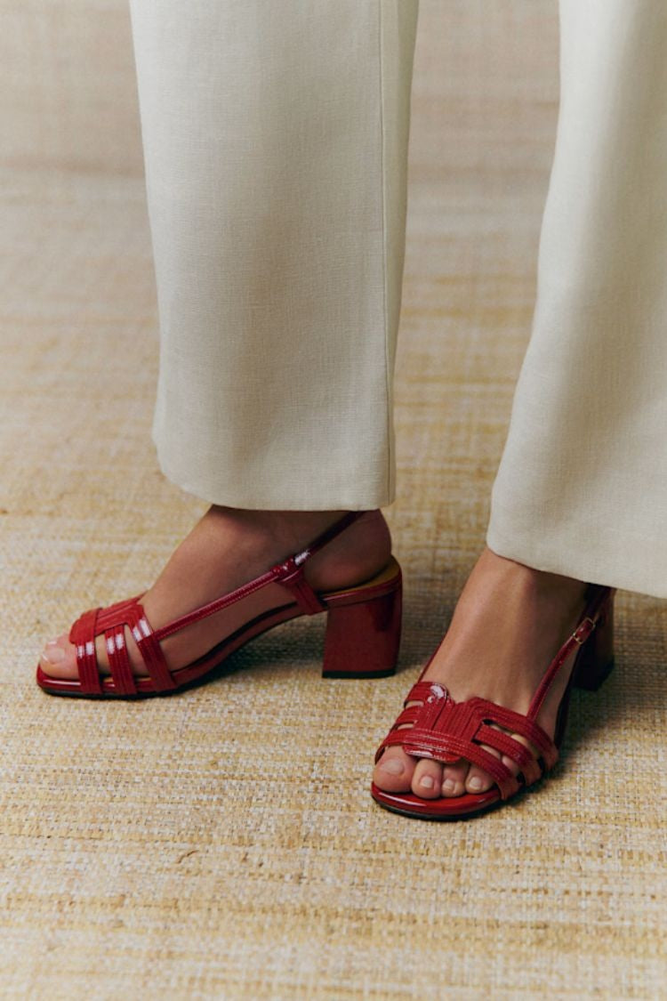 Sandalias Slingback con Tacón de Bloque Medio Multitiras de Charol Borgoña [Pre-Pedido]