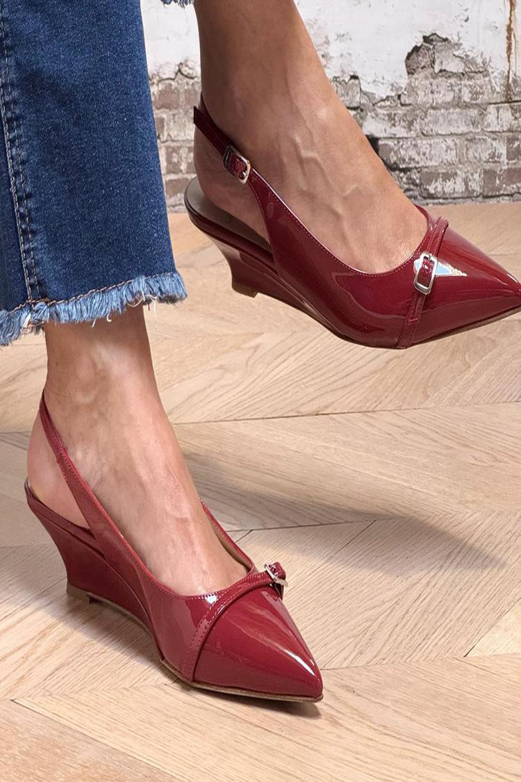 Zeppe rosse con cinturino alla caviglia e fibbia a punta [Pre-ordine]