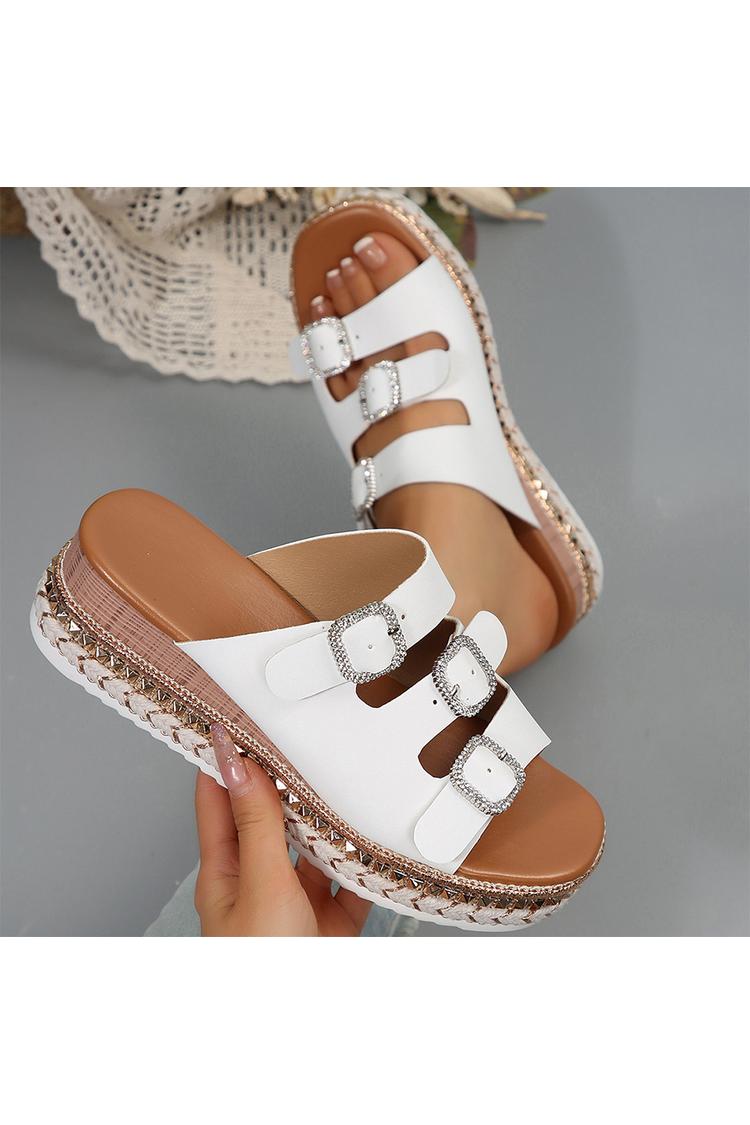 Ciabatte con zeppa a punta quadrata, con fibbia multi-cinturino e rivetti in metallo 