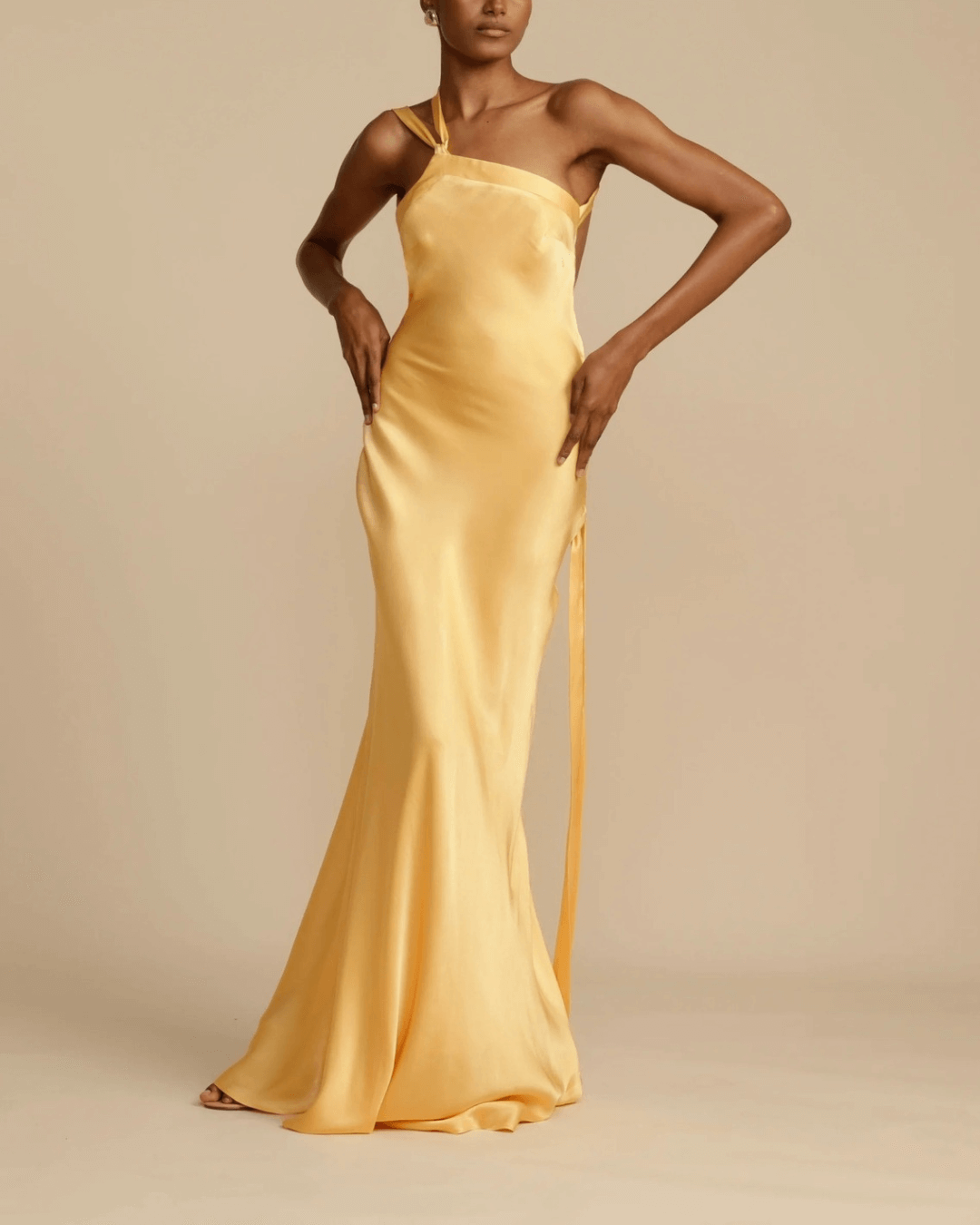 Vestido largo amarillo drapeado de satén con cintura elástica