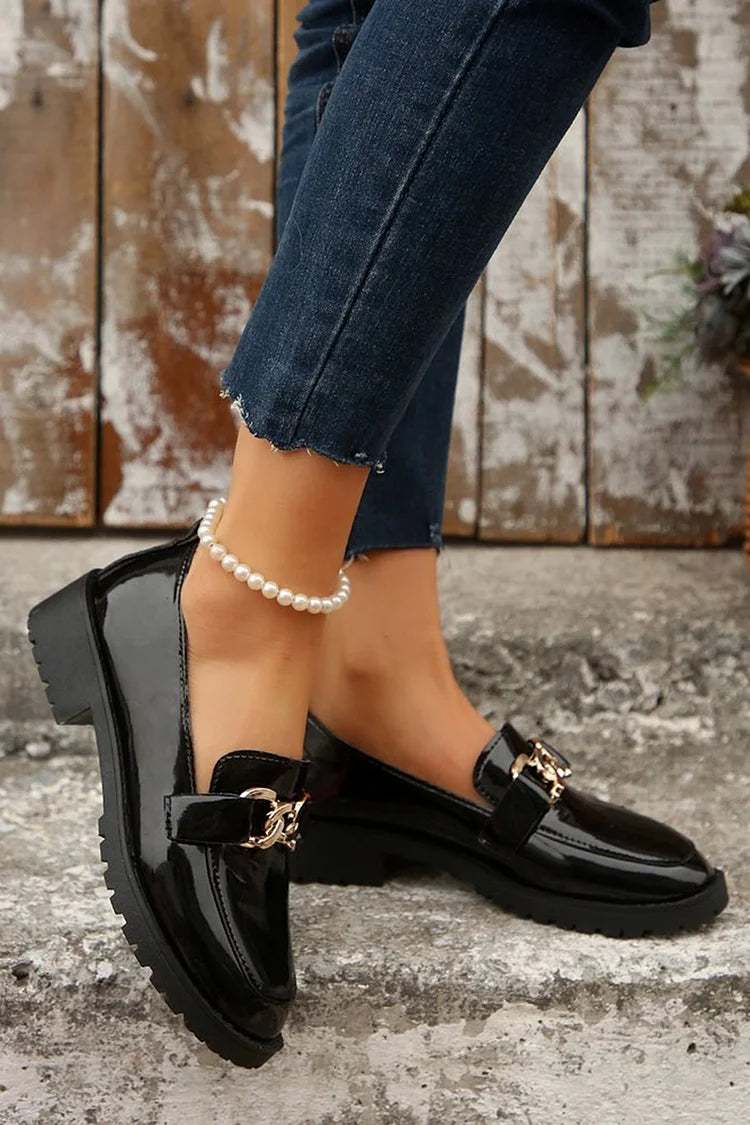 Metalowy łańcuch dekoracyjny, okrągły nosek, niski blokowy obcas, casualowe loafersy