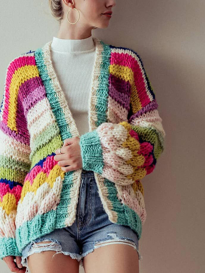 Bunt gestreifte Strickjacke aus grobem Strick