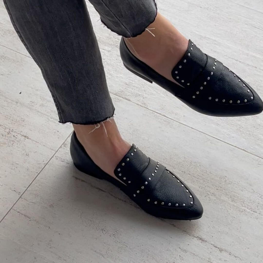 Ballerine a punta in similpelle con borchie [Pre-ordine]