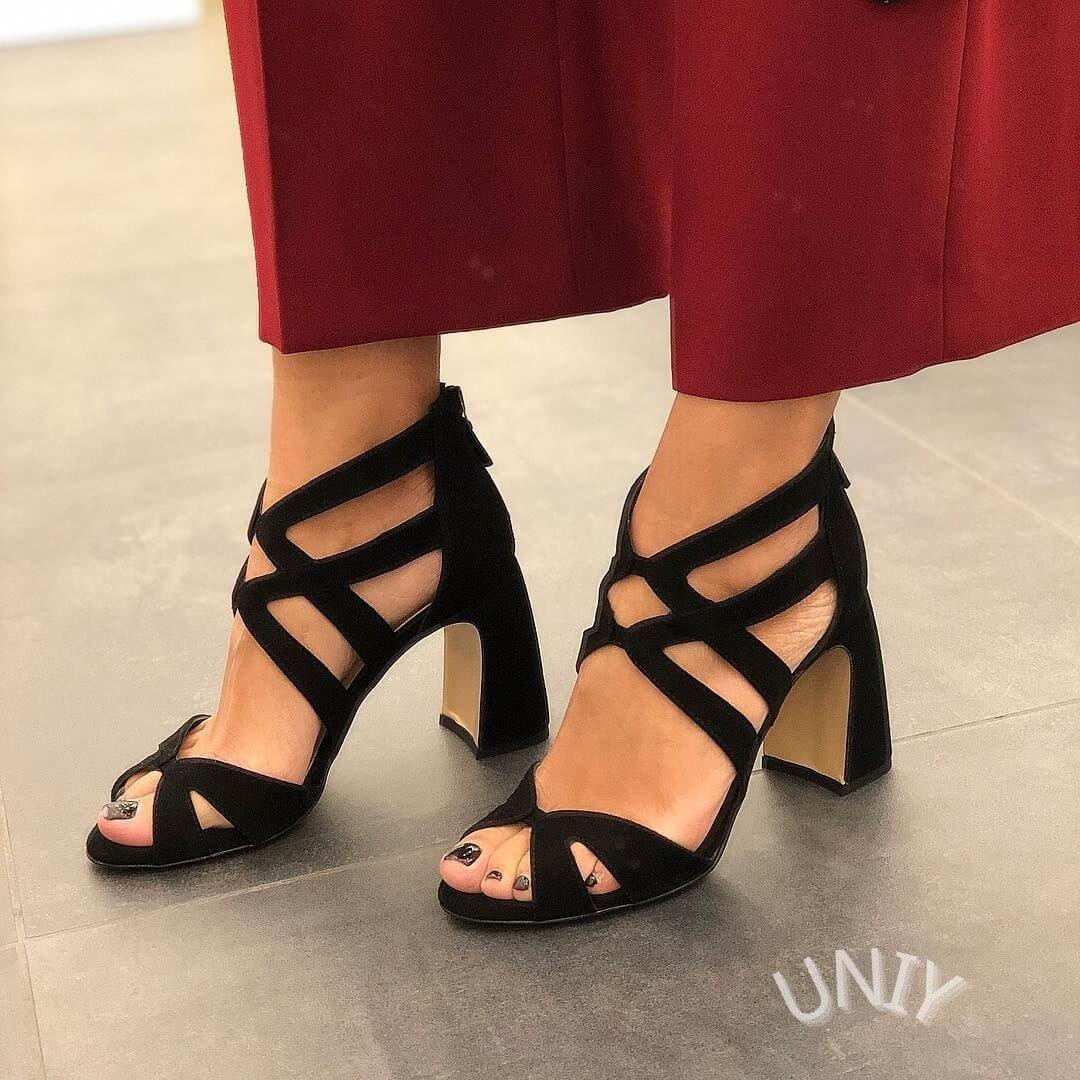 Sandali con tacco a blocco, punta aperta, cinturini incrociati in pelle scamosciata [Pre-ordine]