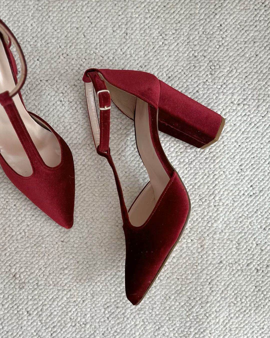 Schicke burgunderrote Samt-T-Riemchen spitze Zehen elegante Blockabsätze [Vorbestellung]
