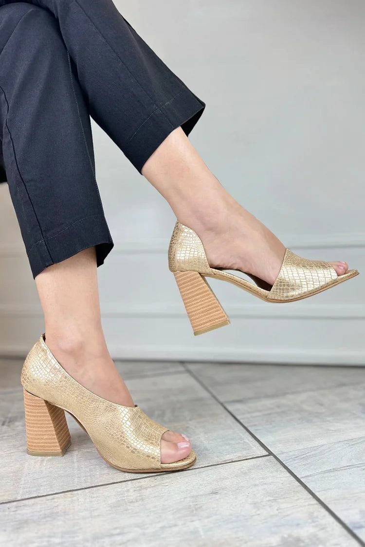 Zapatos de punta abierta con recortes y brillo metálico, tacones gruesos dorados [Reserva]