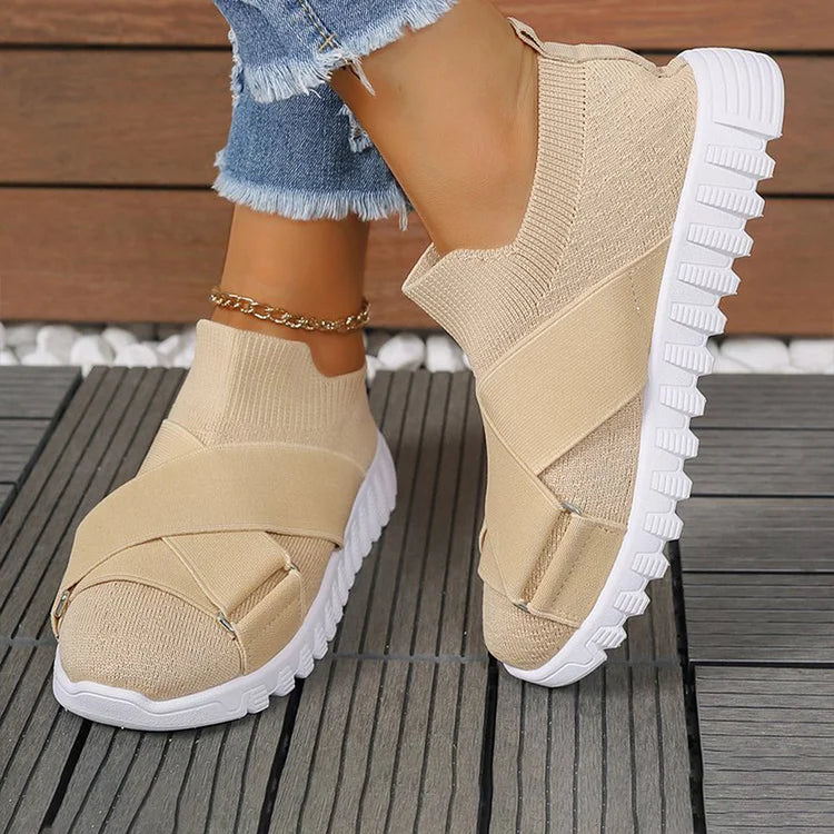 Sneakers casual slip-on con punta rotonda e patchwork con cinturini incrociati