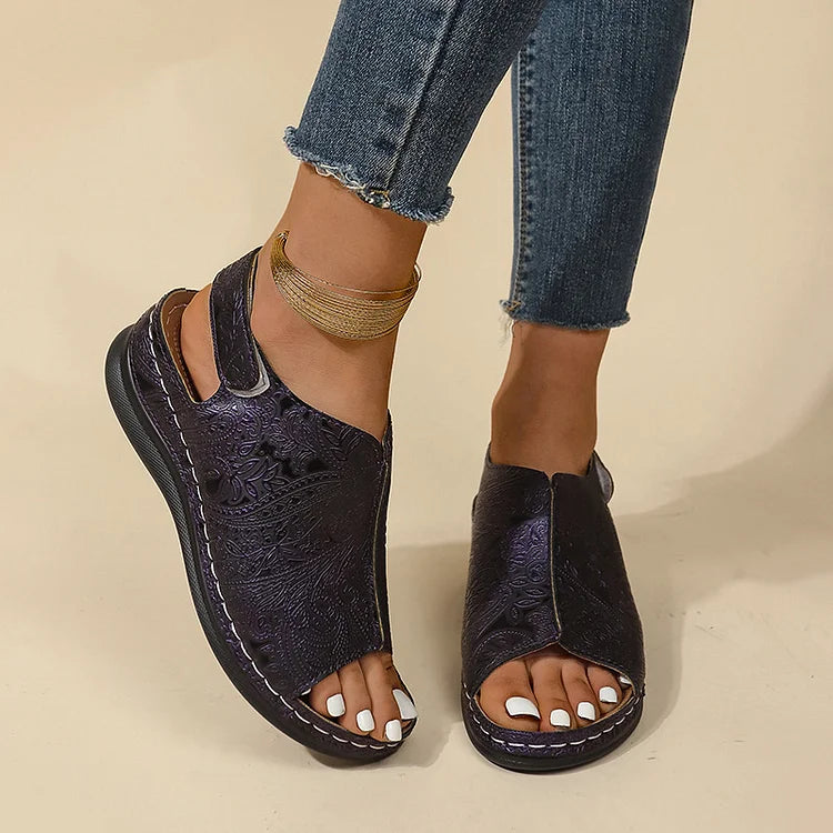 Sandálias tipo slingback com padrão tribal texturizado e bico aberto