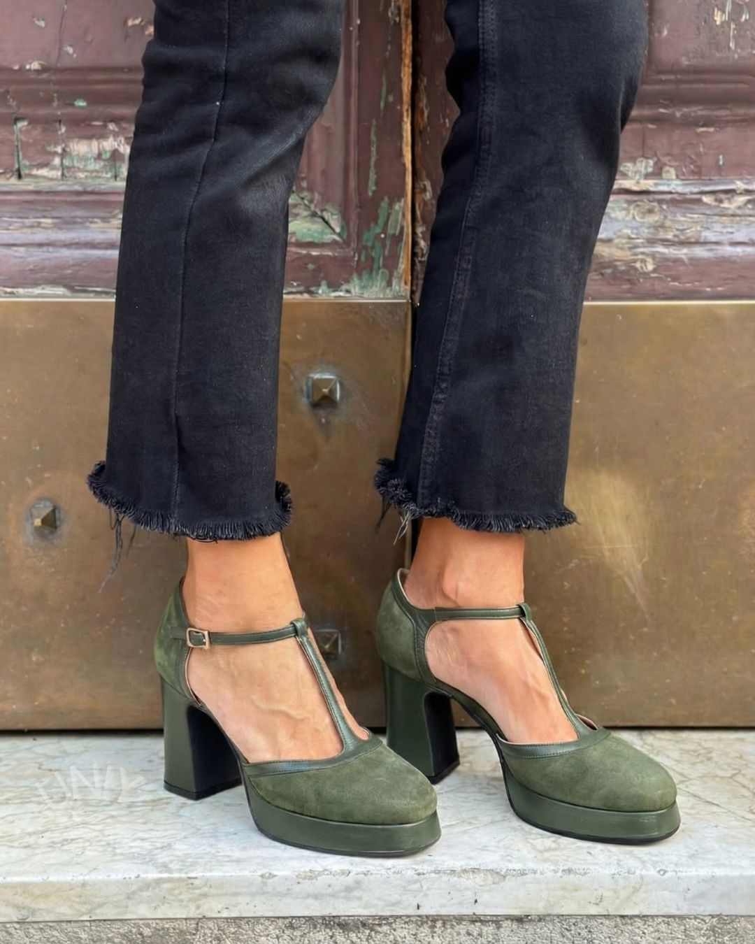 Zielone sztuczne zamszowe sandały na platformie z paskiem w kształcie litery T i masywnym słupkowym obcasem [Przedsprzedaż]