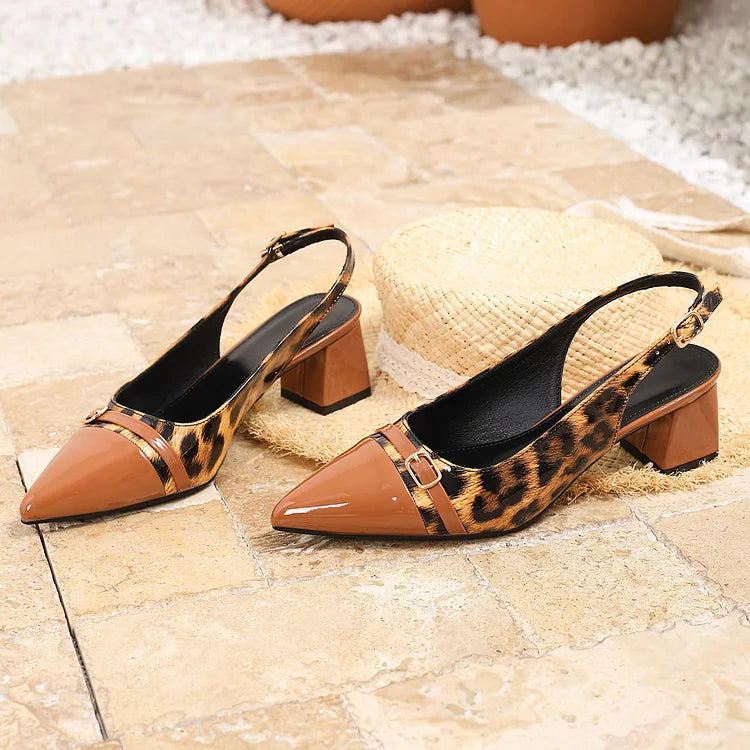 Scarpe col tacco spesso con punta affilata, cinturino con fibbia e stampa patchwork leopardata