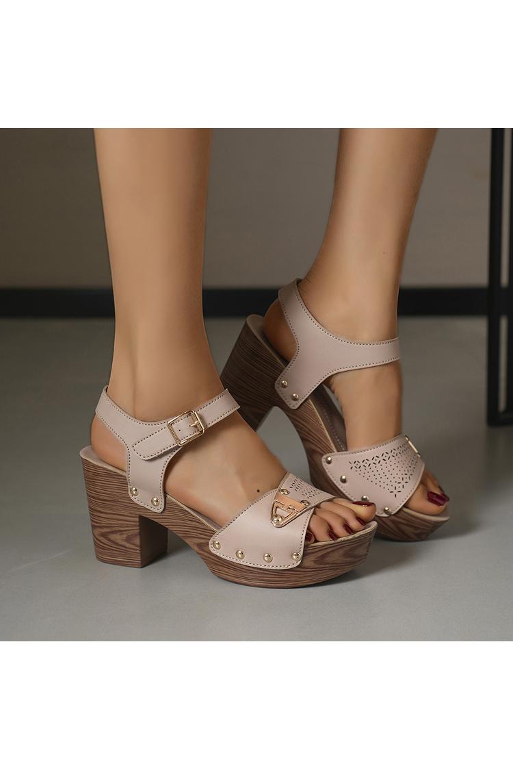 Sandali con tacco casual, con punta tonda e traforata, decorati con borchie in metallo