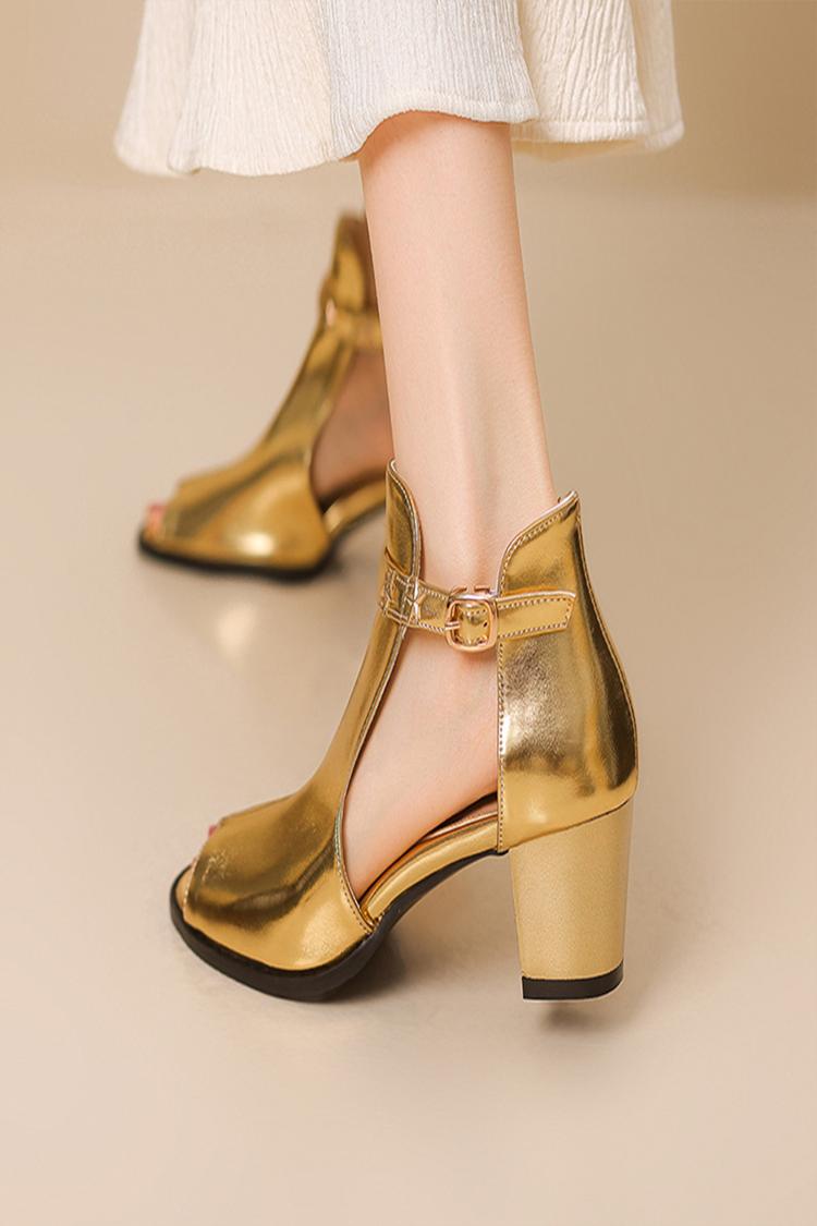 Tacones gruesos con punta abierta y brillo metálico con hebilla y tiras en el tobillo con decoración de estrellas