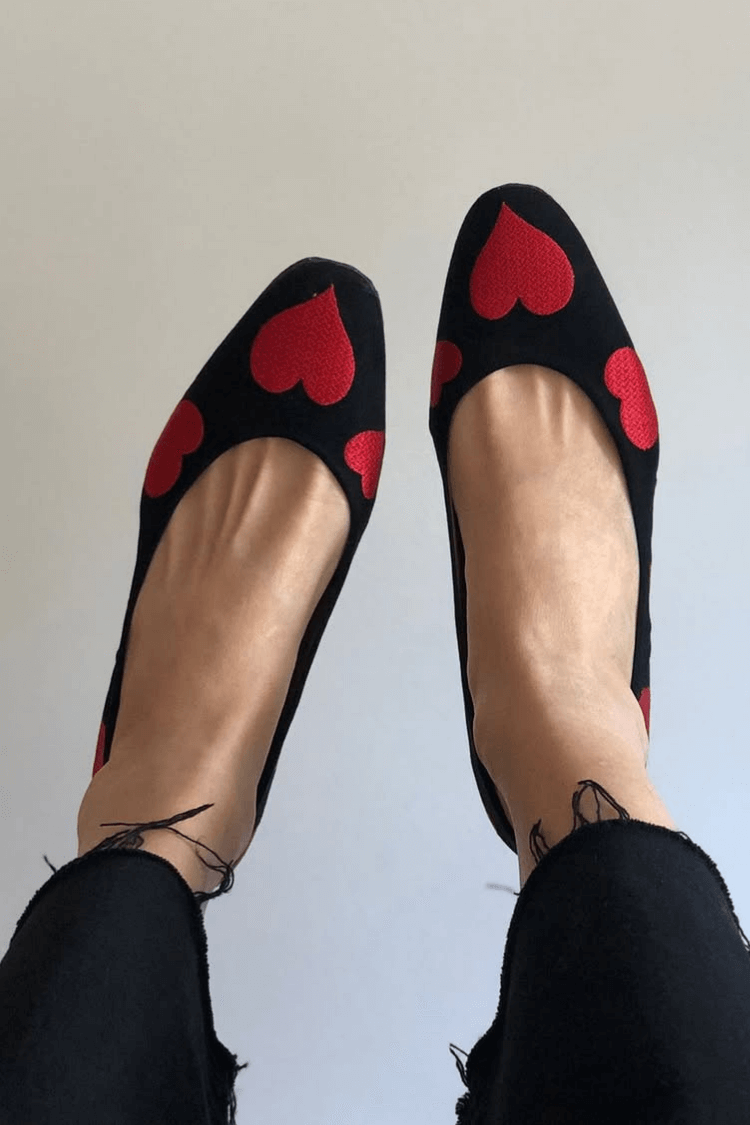 Ballerine con punta affilata e cuore ricamato in pelle scamosciata nera [Pre-ordine]