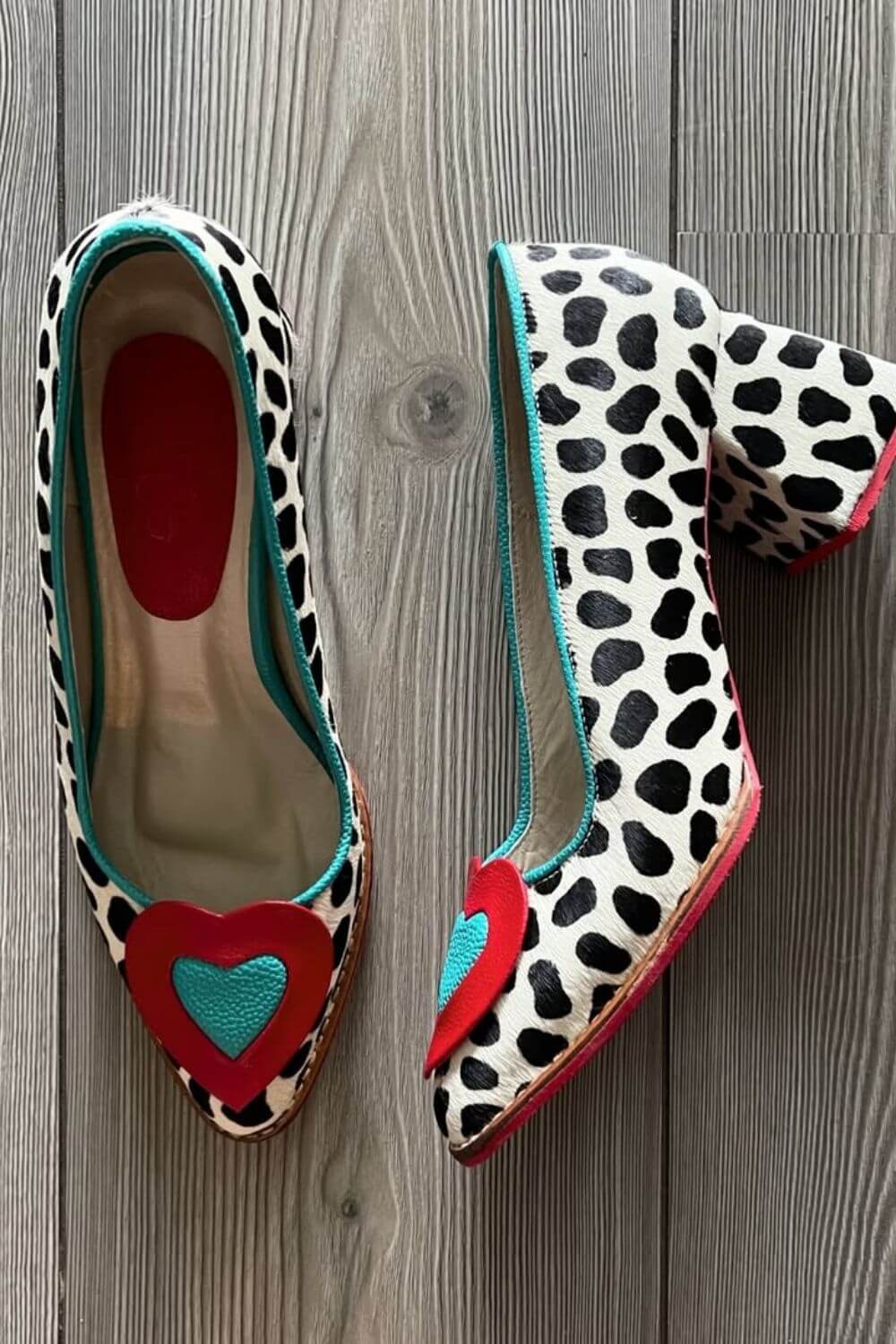 Scarpe con tacco a blocco in similpelle con stampa mucca e dettagli a forma di cuore [Pre-ordine]