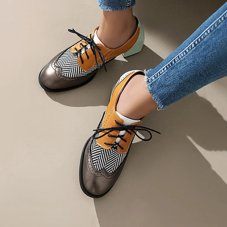 Oxford Brogues com atacadores, biqueira redonda, salto grosso, bloco de cores em patchwork