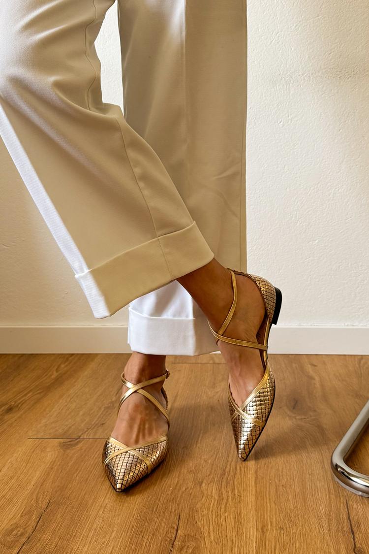 Metallic schimmernde Kreuzriemen Schnalle Spitz zulaufende Zehe Goldene Ballerinas