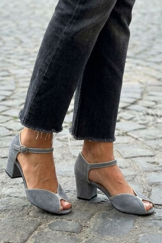 Eleganti Tacchi Quadrati Grigi in Suede con Cinturino alla Caviglia e Punta Aperta [Preordine]