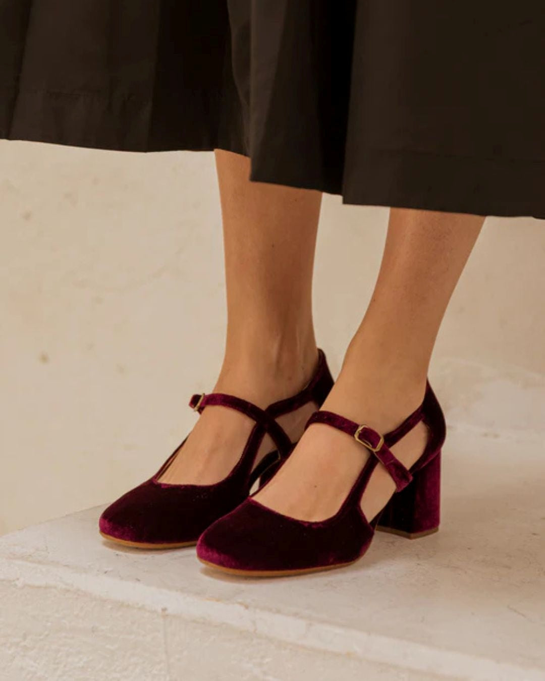 Elegante burgunderrote Samt-Sandaletten mit Knöchelriemen, Cutout und Blockabsatz [Vorbestellung]