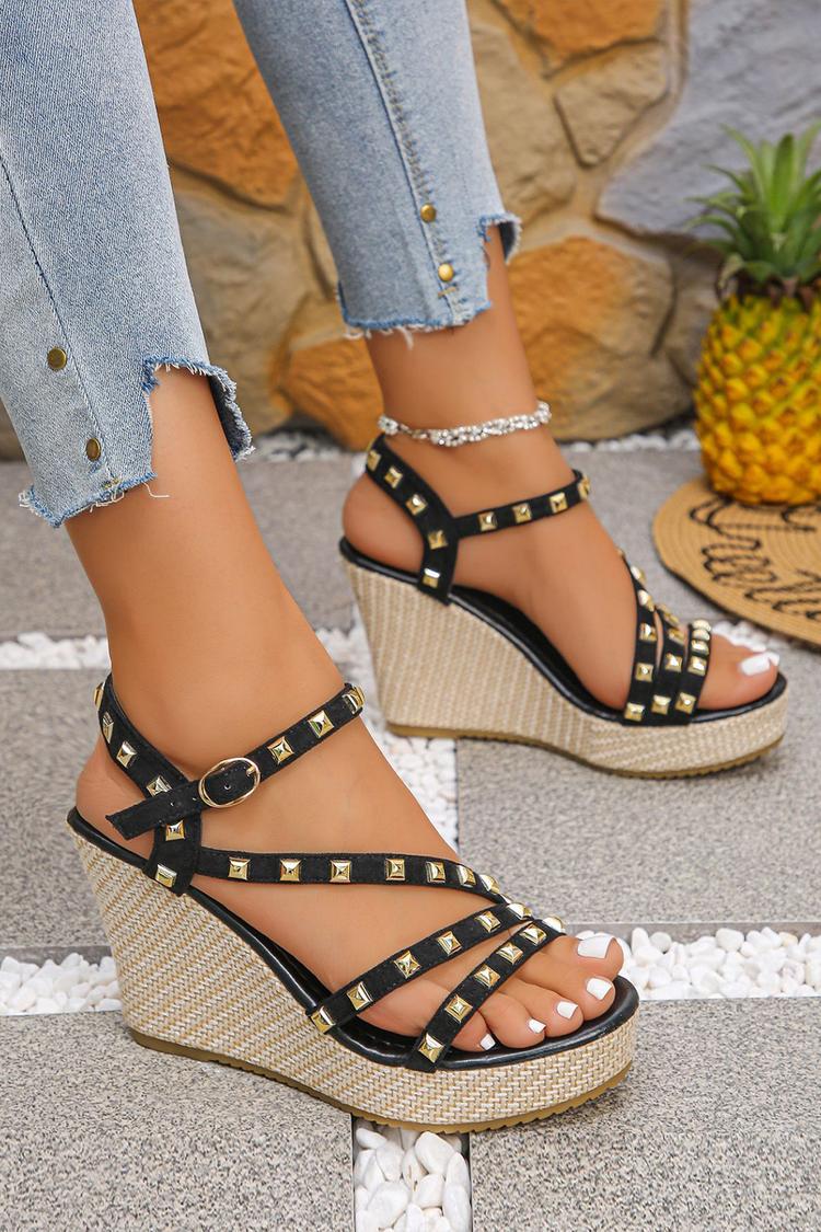 Zeppa con cinturino alla caviglia, fibbia, punta rotonda, rivetti in metallo decorati