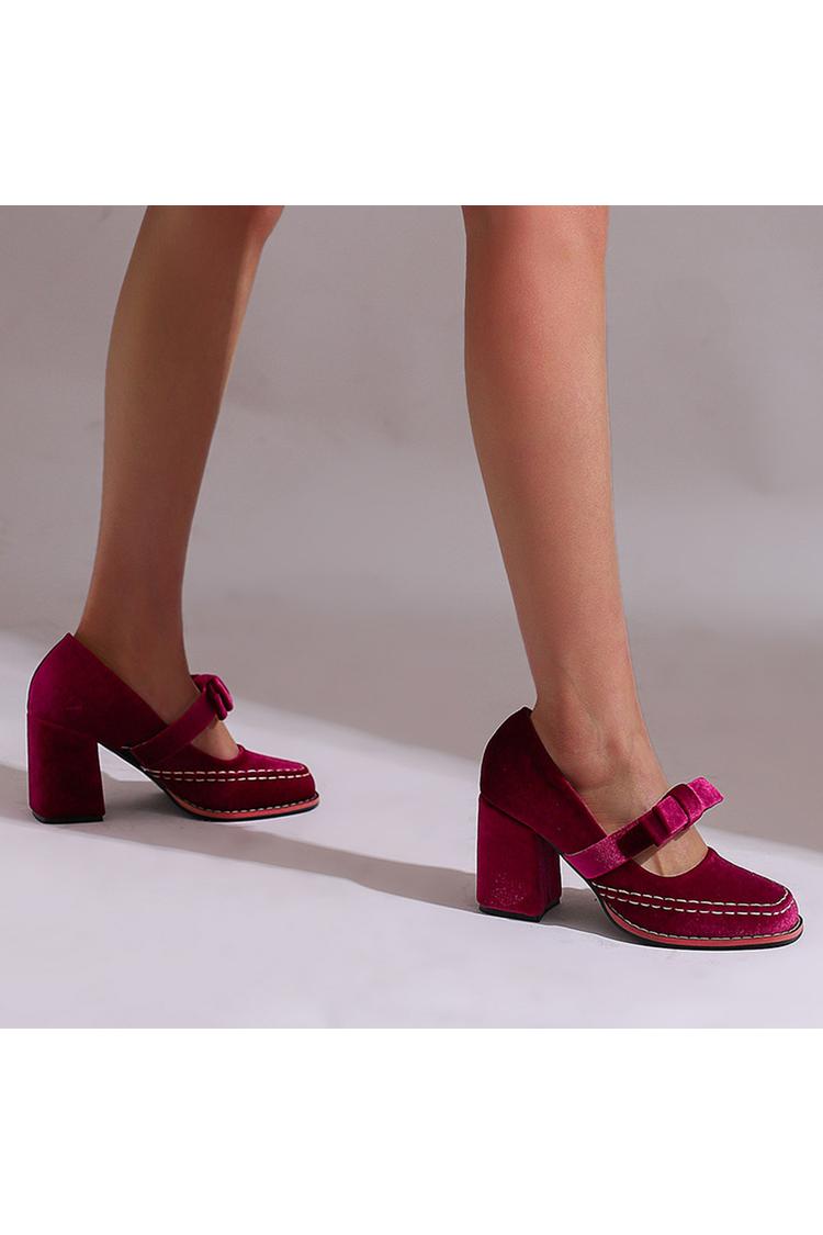 Punta tonda, tacco grosso, cinturino sul collo del piede, dettagli cuciti, fiocco decorativo 