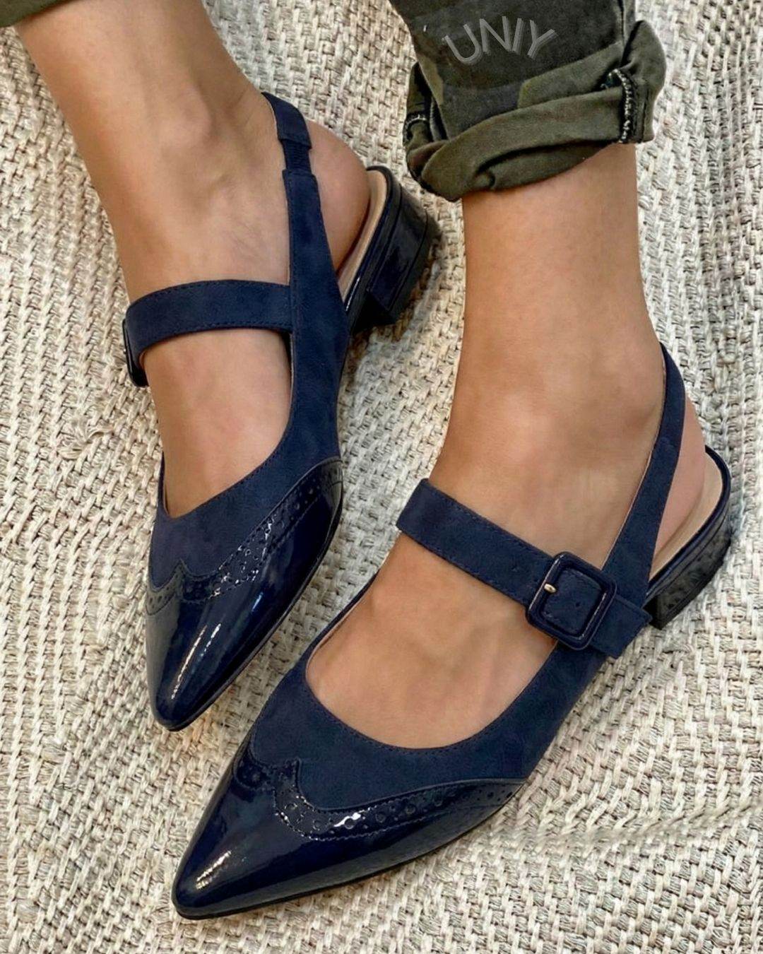 Elegantes zapatos planos de charol azul marino con punta puntiaguda y talón abierto [Reserva]