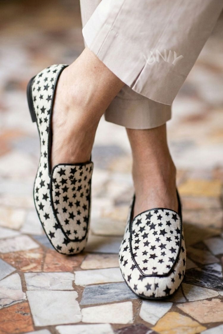 Mocasines elegantes de pelo de poni blanco con punta cuadrada y estampado de estrellas [Reserva]