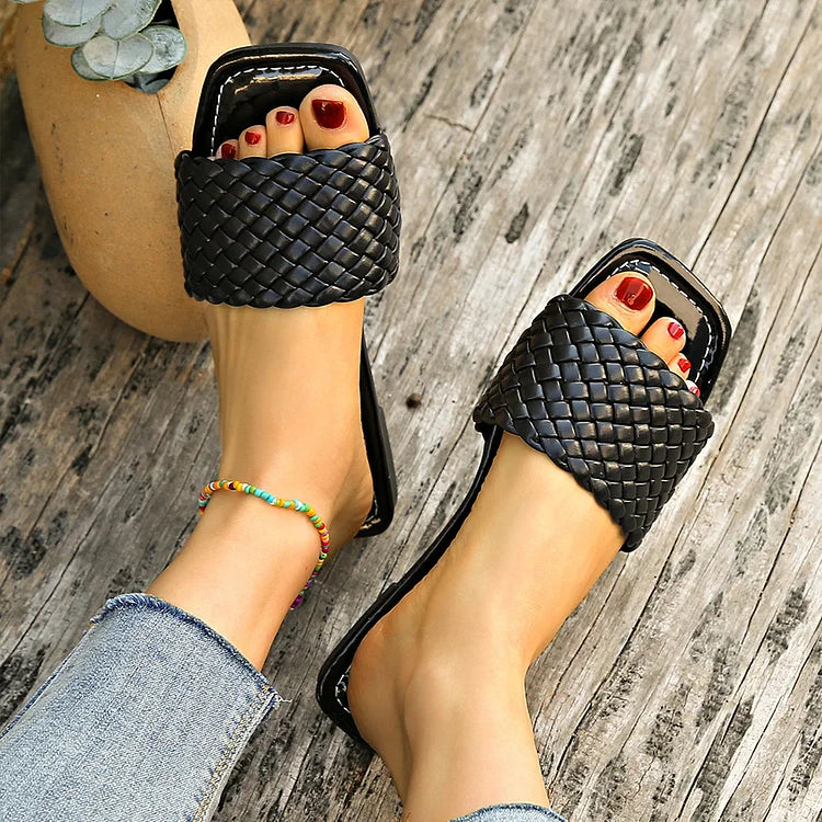 Pantofole casual con punta quadrata e dettagli in tessuto a tinta unita 