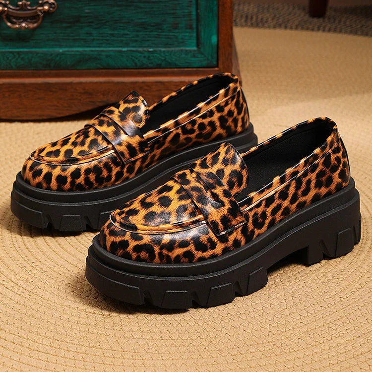 Mokasyny z niskim, szerokim obcasem, okrągłym noskiem i wzorem w cętki w stylu patchworkowym