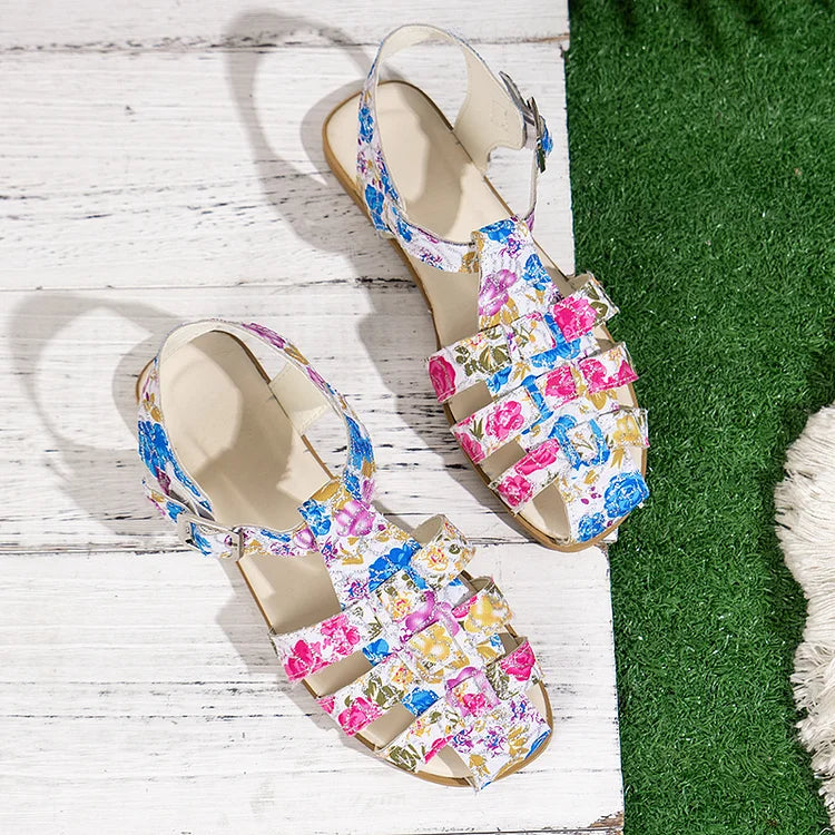 Sandalias con punta cerrada y hebilla con tiras ahuecadas con estampado floral de colores 