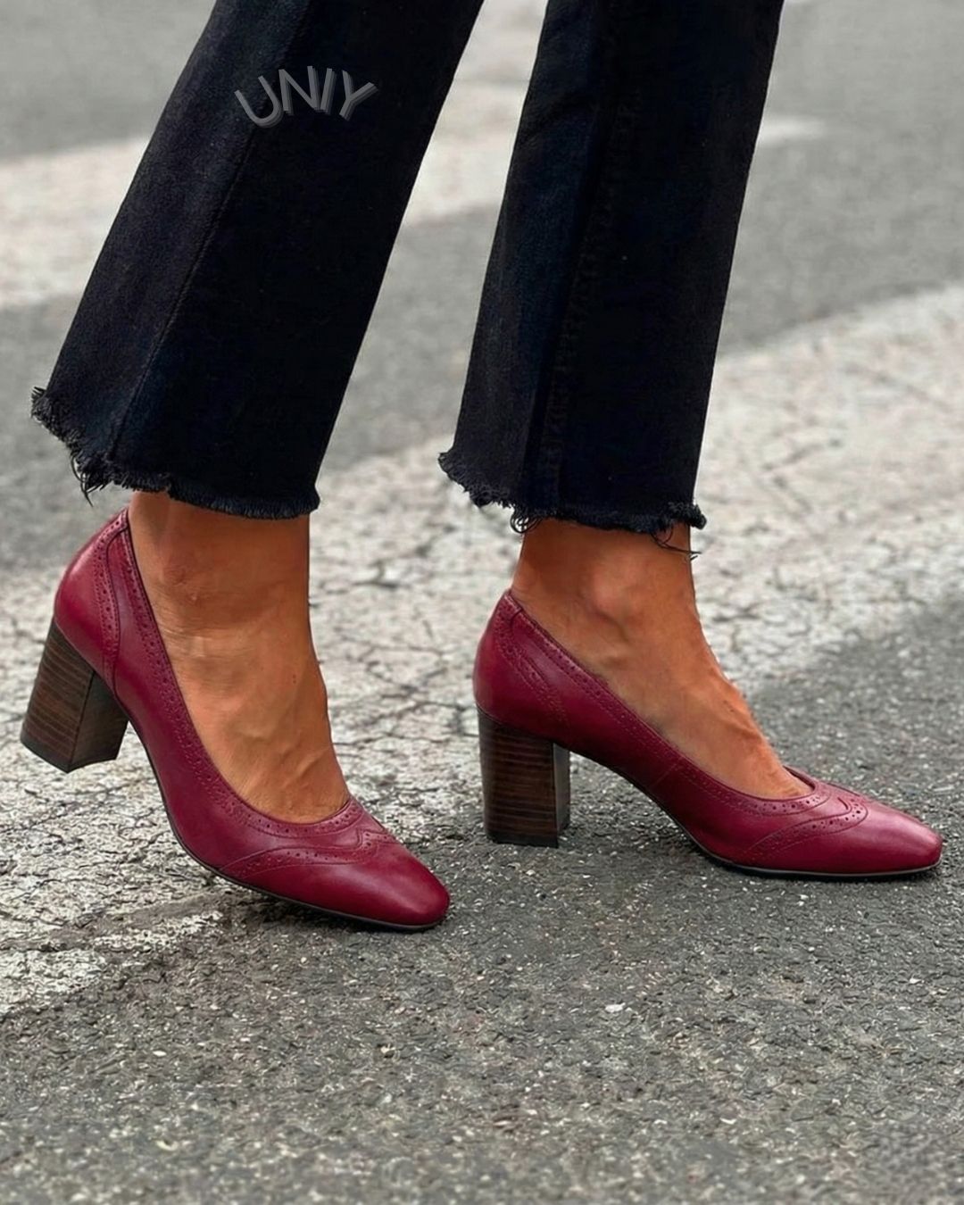 Bourgogne spids tå brogue-detalje blokhæl pumps [Forudbestilling]