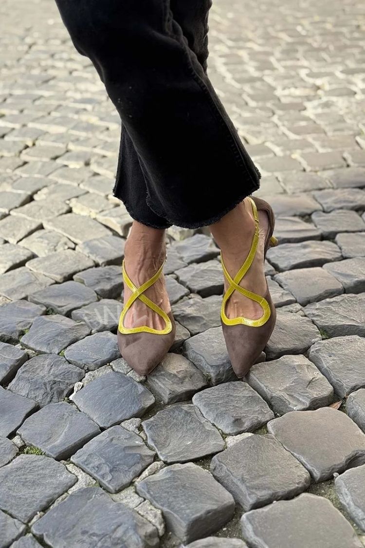 Zapatos de tacón bajo de ante con puntera en punta y tiras cruzadas en bloques de color elegantes [Pre-pedido]