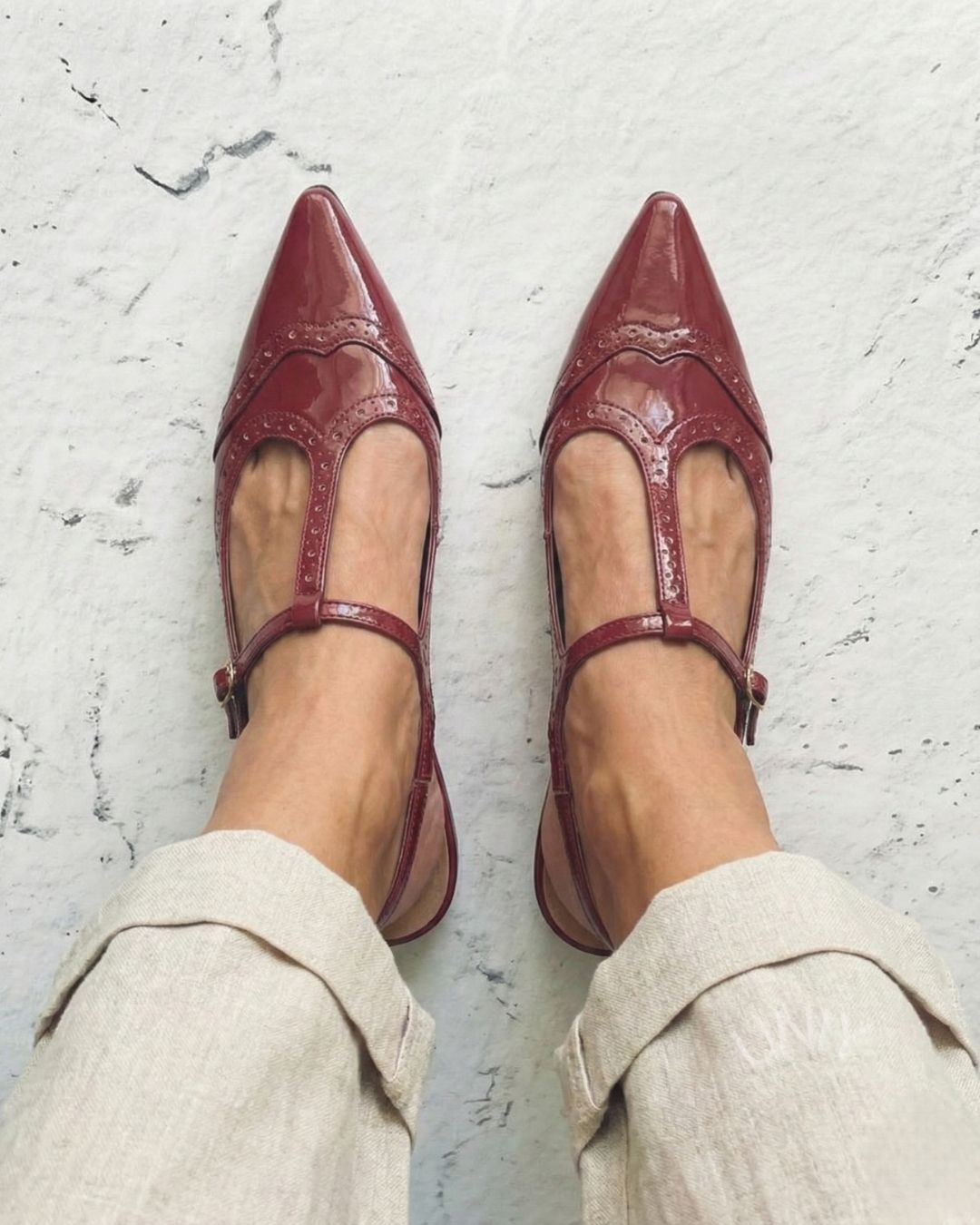 Ballerine vintage in vernice bordeaux con punta a punta e cinturino a T [Pre-ordine]