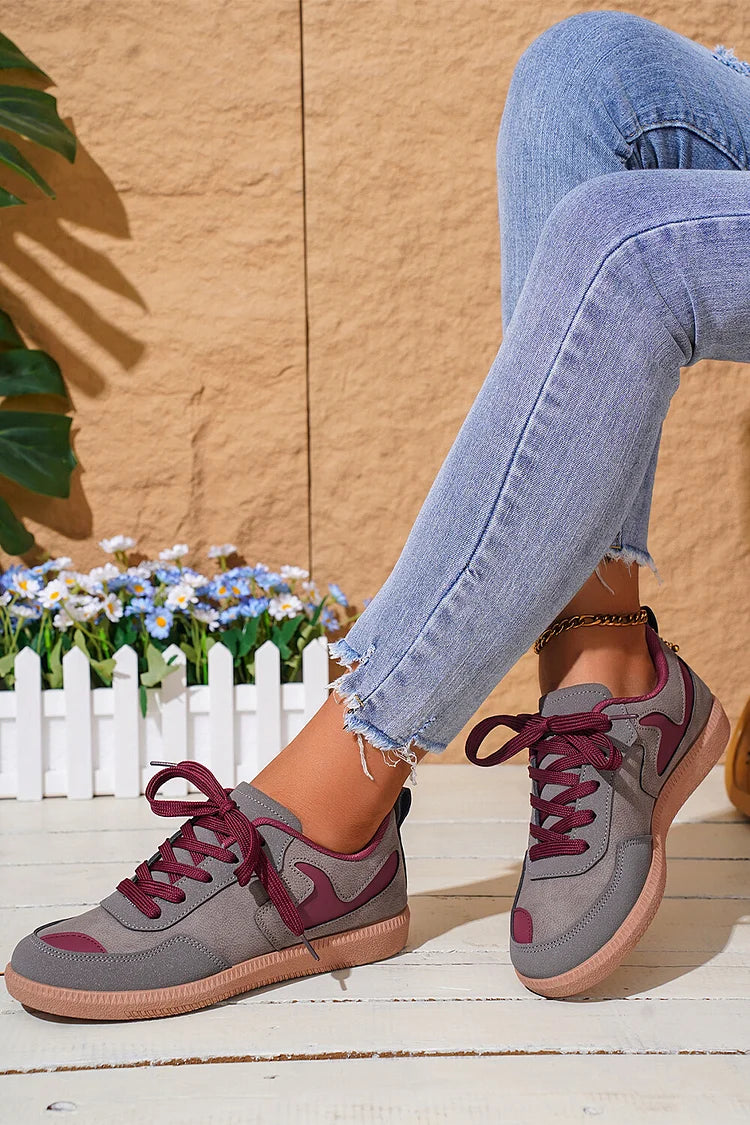 Sneakers casual con lacci, punta rotonda e suola morbida, a blocchi di colore