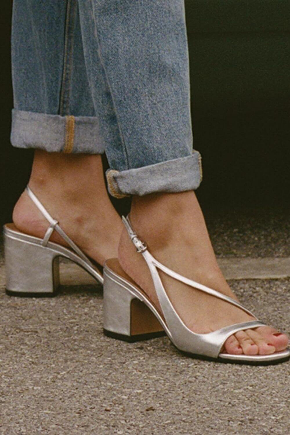 Sandali con tacco a blocco e cinturini metallici