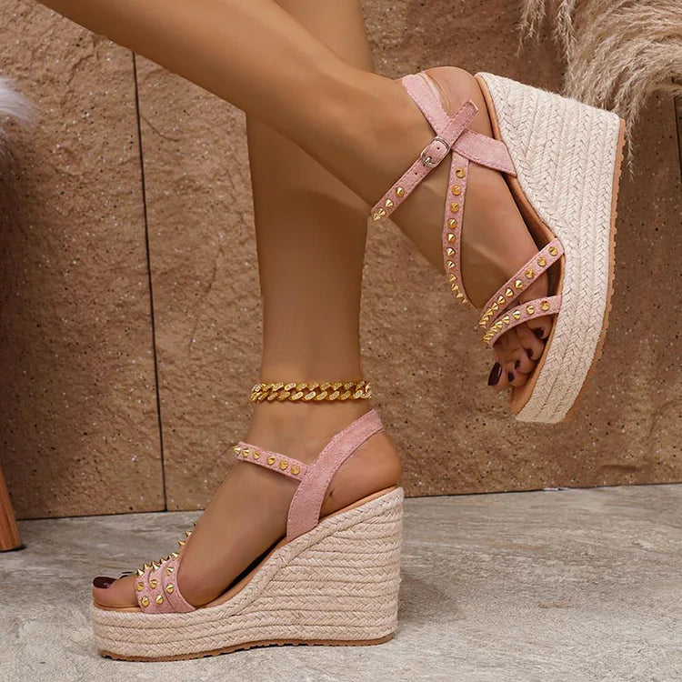 Sandalias con cuña y alpargatas con plataforma y hebilla con tiras y decoración con tachuelas 