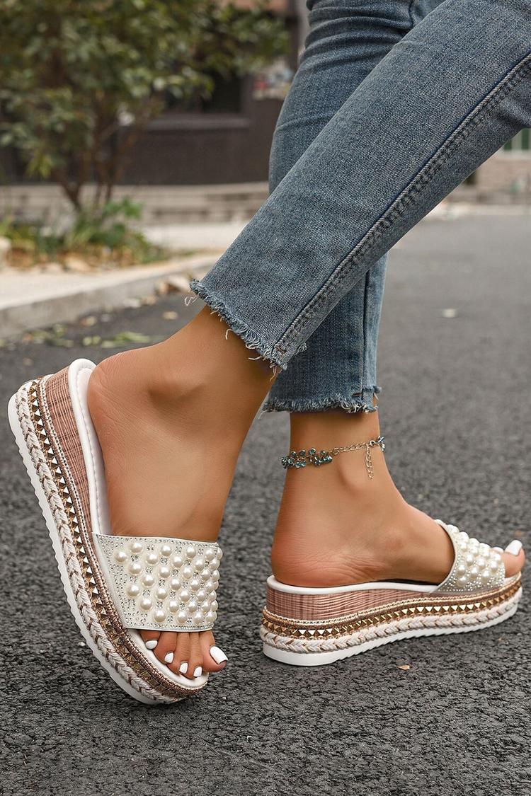 Pantofole casual con zeppa e punta rotonda con rivetti in metallo perlato