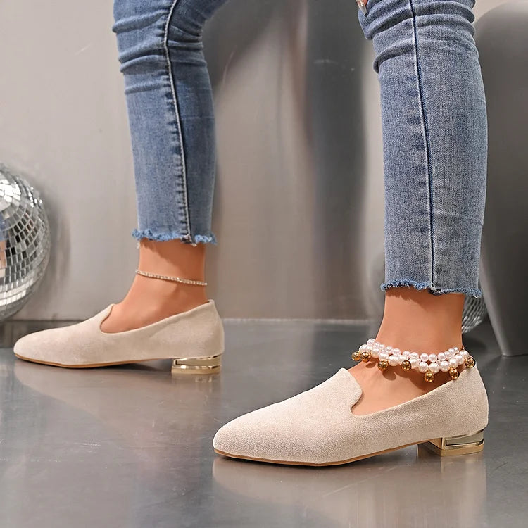 Mocassini slip on casual con tacco basso e punta a punta tinta unita