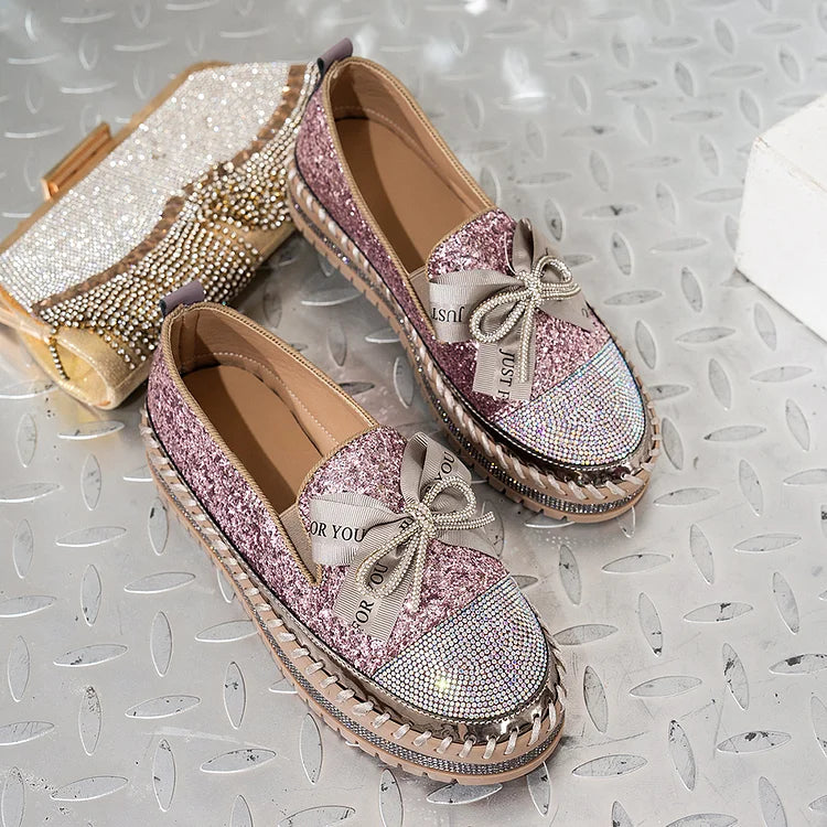 Błyszczące mokasyny z kokardą z kryształków, ozdobione przeszyciami, z okrągłym noskiem