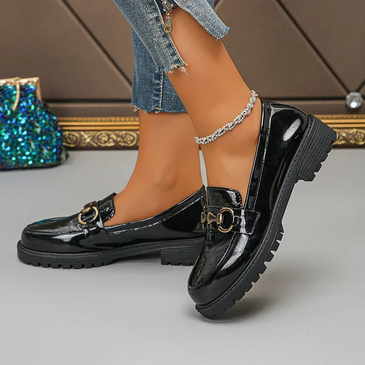 Casualowe mokasyny z okrągłym noskiem, ozdobą w postaci metalowej klamry i wzorem krokodyla