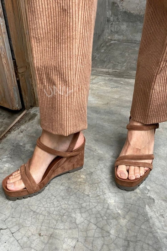 Bruine suède sandalen met meerdere banden, sleehak en robuuste zool [Pre Order]