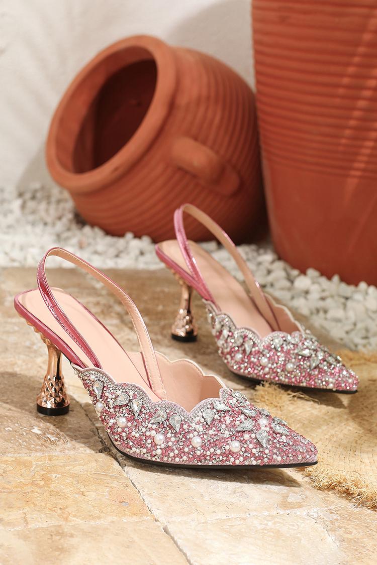 Sandali con tacco a spillo, decorati con perle e strass, con punta traforata e cinturino posteriore