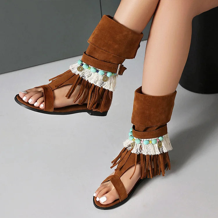 Koronkowe sandały na wysokiej platformie z odkrytymi palcami, ozdobione koralikami, kolorowymi blokami i frędzlami, z wiązaniem i cholewką typu botki