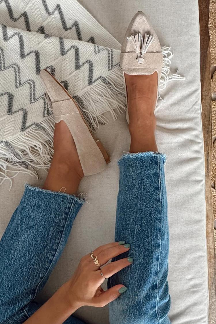 Mocassins Bege de Bico Apontado com Pendente de Cor Sólida [Pré-Encomenda]