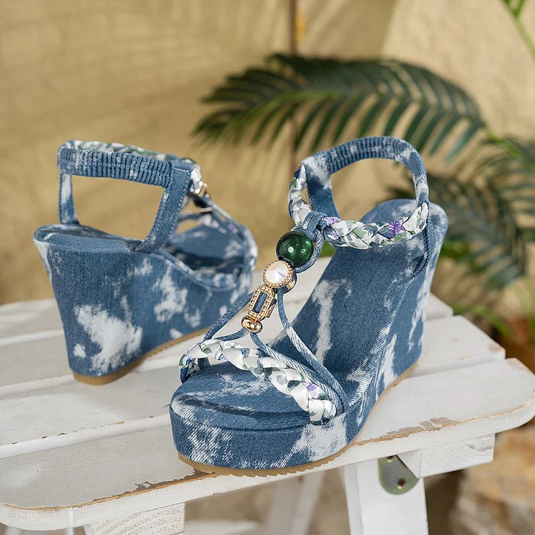 Sandali con zeppa in denim con punta rotonda, cinturino intrecciato e decorazioni di perline 