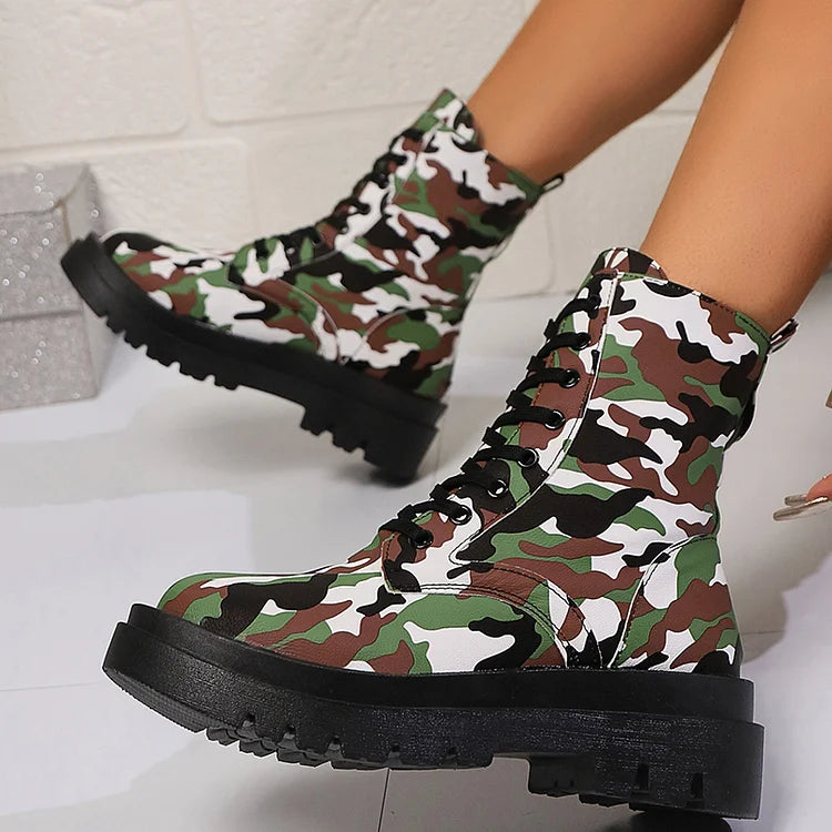 Mittelhohe Schnürstiefel mit Camouflage-Print und runder Zehenpartie und klobigem Absatz